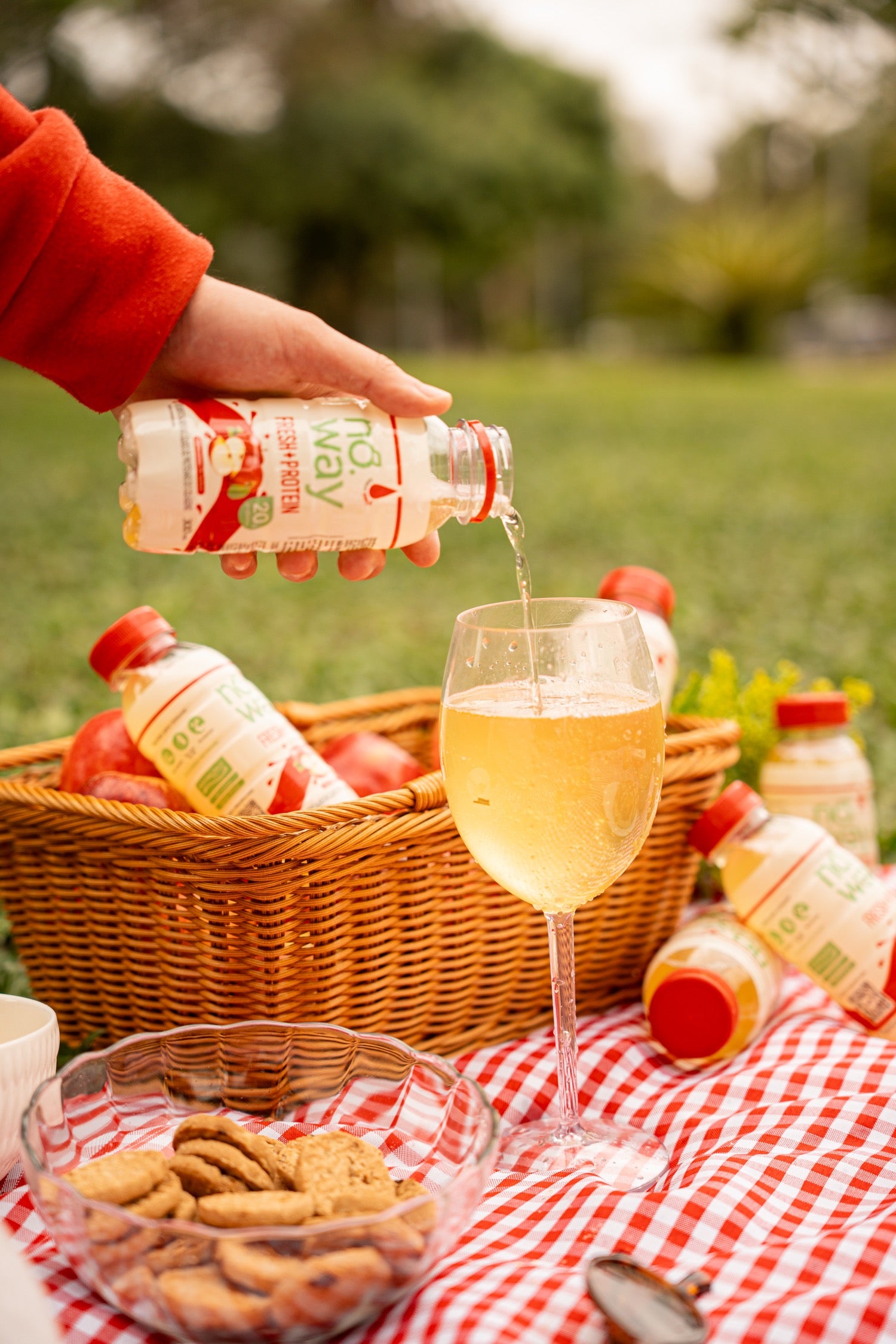 Suco proteico sabor maçã sendo servido na taça