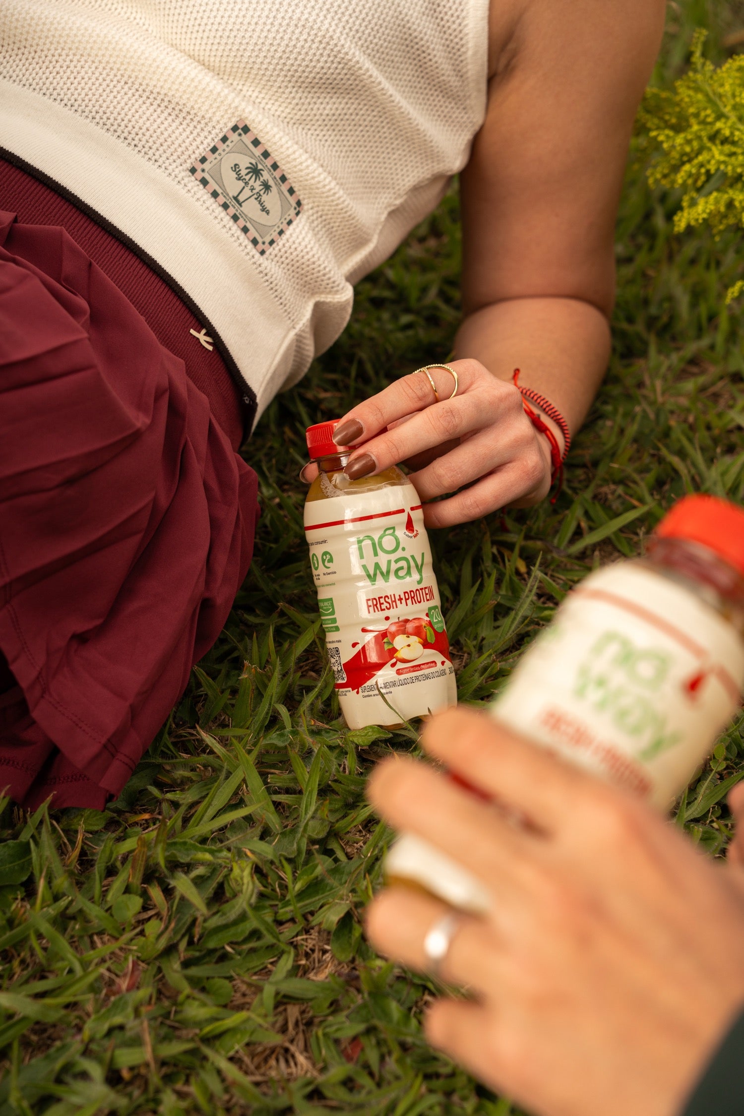 Garrafa do suco proteico sabor maçã na grama